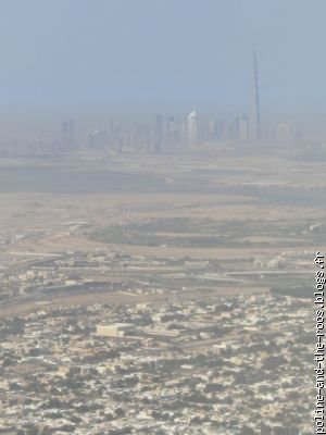 les tours de Dubai au loin